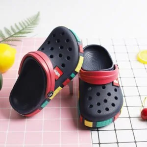 7色儿童洞洞鞋：释放童年快乐，畅享夏日时光。7-Color Children's Perforated Shoes: Release Childhood Memories, Enjoy Summer Moments.