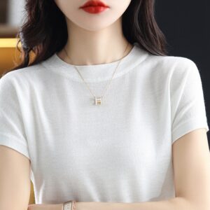 6色时尚T恤：清新设计，舒适穿着，为您打造宽松版型的时尚选择。6-color Stylish T-shirt: Fresh Design, Comfortable Wear, Creating a Loose Fit for Your Fashion Choice