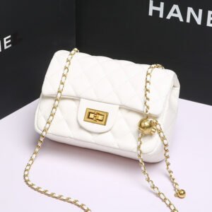 小方包2色选择：时尚都市简约风格，多功能设计，优质PU材质。Small square bag 2-color selection: Urban minimalist style, Multi-functional design, High-quality PU material.