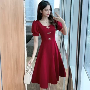 3D版型时尚连衣裙：优雅魅力尽显，展现修身礼服的高贵气质。Fashion Dress with 3D Cut: Exuding Elegant Charm, Showcasing the Noble Elegance of Slim Fit Gown